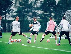 开云体育-曼城训练开放日，集结日复出首秀引欢呼，法甲在即，控场能力受关注(冢本晋也激荡)